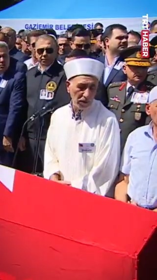 Yürekleri yakan bir veda…😔 İzmir'deki alçak #saldırı da şehit düşen polis memuru Hasan Akın'ın cenaze namazını babası Ferhat Akın kıldırmış Allah rahmet eylesin mekan cennet olsun Rabbim ailesine sabırlar versin