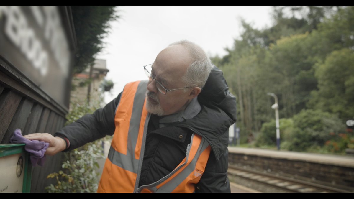💚 This #WorldSuicidePreventionDay, we remind you to recognise the vital role you can play in saving lives. Learn how to spot when someone may be in emotional distress near the railway - and how to safely take action: ➡️ #samaritans #SmallTalkSavesLives