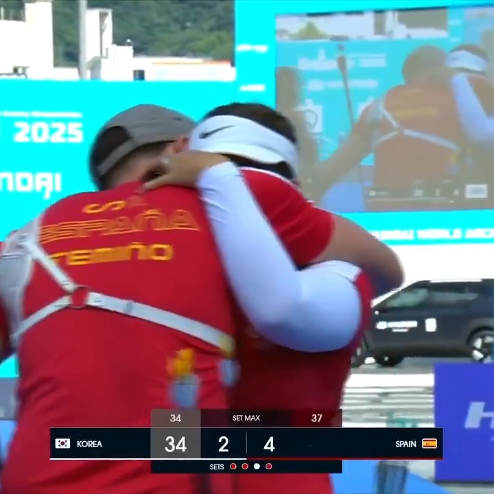 ES UNA GESTA HISTÓRICA DEL DEPORTE ESPAÑOL 🏹 España 🇪🇸 vence a Corea del Sur 🇰🇷, país dominador indiscutible en tiro con arco, en su CASA, para proclamarse CAMPEONES DEL MUNDO 🥇. Entre sus dos rivales suman OCHO oros olímpicos. La emoción de Elia Canales con Andrés Temiño ♥️