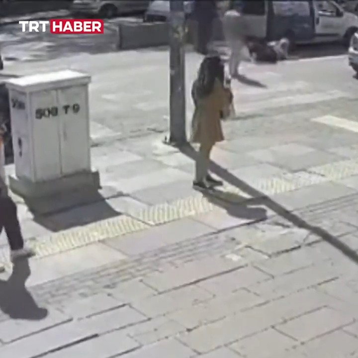 Ankara’da yaya geçidinde bir kadına saldıran şüpheli, “kemik kırığına sebep olacak şekilde kasten yaralama” suçundan tutuklandı.