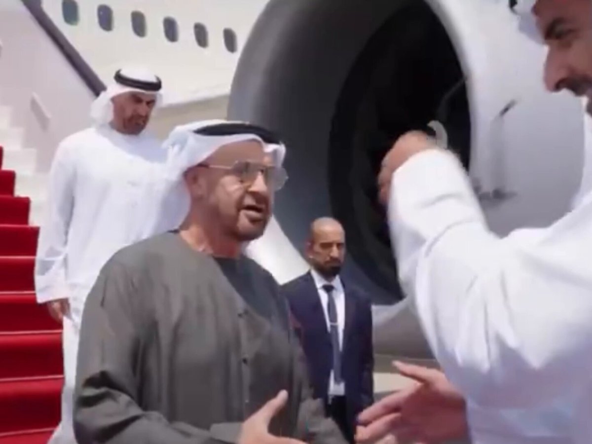 الشيخ محمد بن زايد آل نهيان، حفظه الله، يصل إلى #الدوحة في زيارة أخوية ويلتقي أخاه الشيخ تميم بن حمد آل ثاني، حفظه الله 🇶🇦🇦🇪
