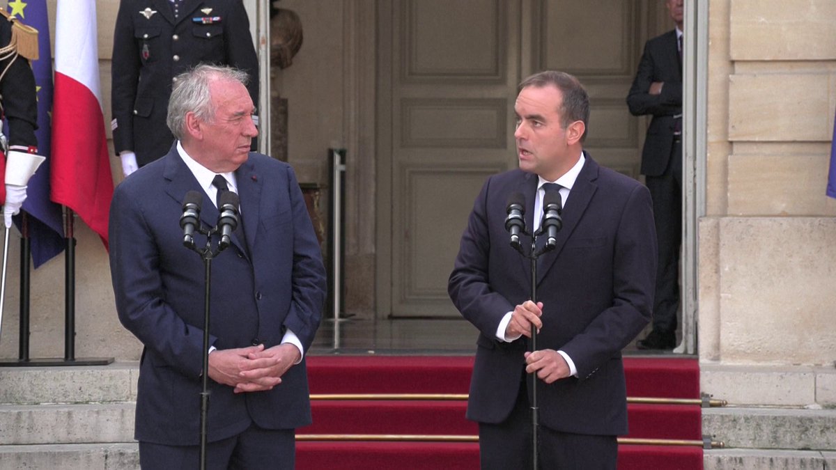 Passation de pouvoirs à Matignon : "Il va falloir être sûrement plus créatif, parfois plus technique, plus sérieux dans la manière de travailler avec nos oppositions", affirme Sébastien Lecornu. "Il va falloir des ruptures, et pas que sur la forme, [...] mais sur le fond."