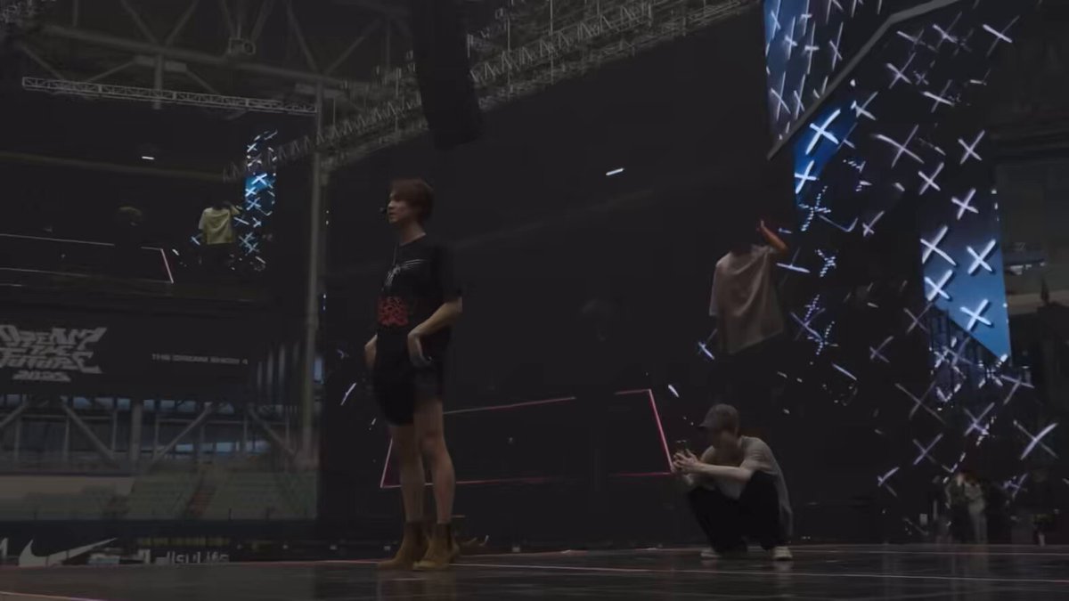 IMCRYINGG jaemin saying hyuck’s fit feels like he’s just wearing underwear and socks 😭 he hated it so bad 😭