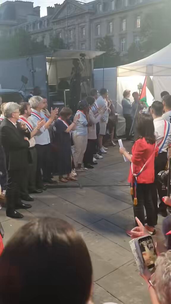 Nan mais sérieux..🤣🤣🤣🤣c’est quoi cette clocharde?🤣🤣🤣🤣🤣🤣