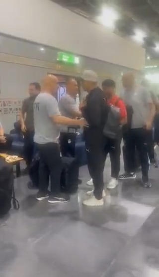 العلاقة رائعة بين المدير الفني للفراعنة والأناكوندا 🤝 مصافحة بين حسام حسن ومصطفى محمد بعد وصول بعثة المنتخب من بوركينا فاسو واقتراب حلم المونديال 🇪🇬🏆