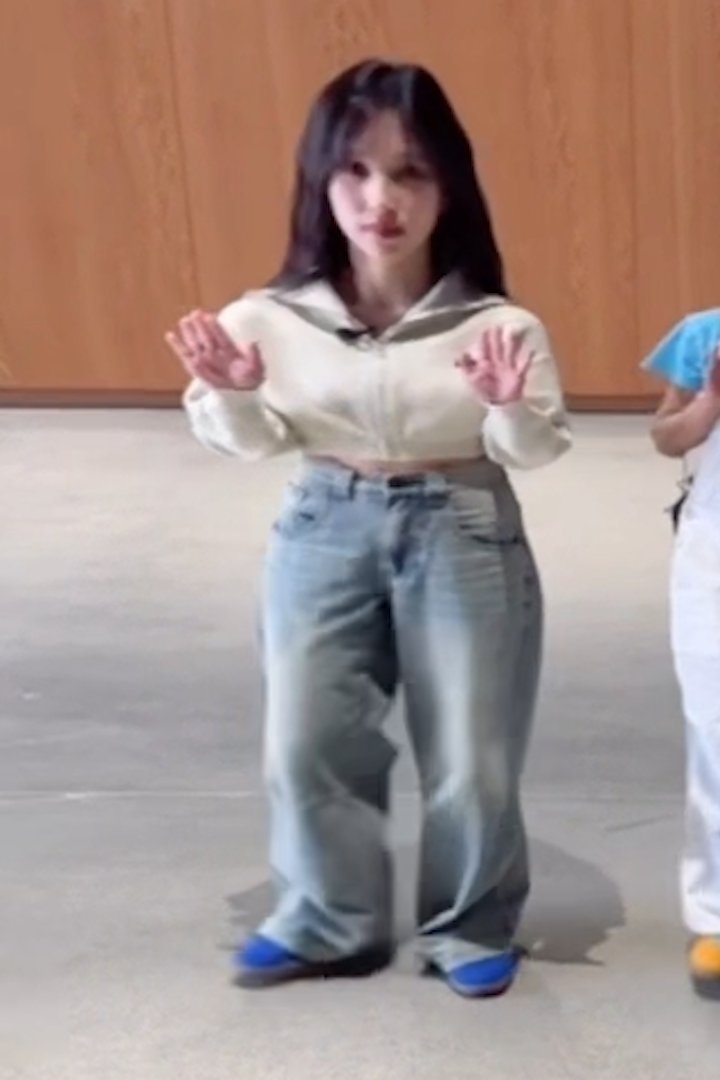 Still have no idea what jihyo had on mina that mina agreed to do this 😭 ✋🏽