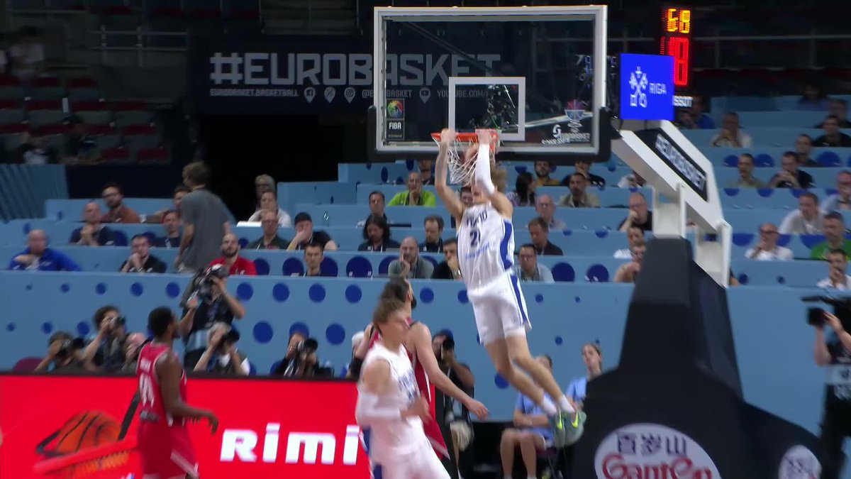 This kid is still in high-school. 🤯 Markkanen to Muurinen for the reverse alley-oop! #EuroBasket | #MakeYourMark