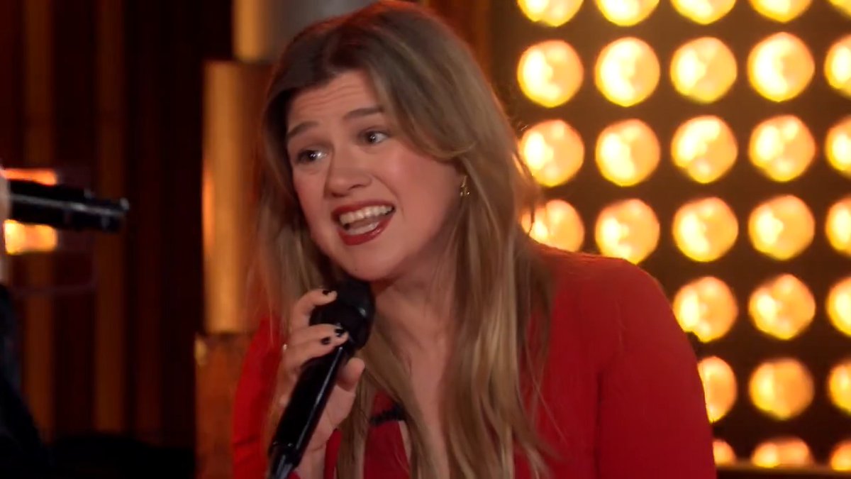 Lizzo and Kelly with an iconic duet 🙌 #NBCSongsAndStories with Kelly Clarkson | NBC and @Peacock