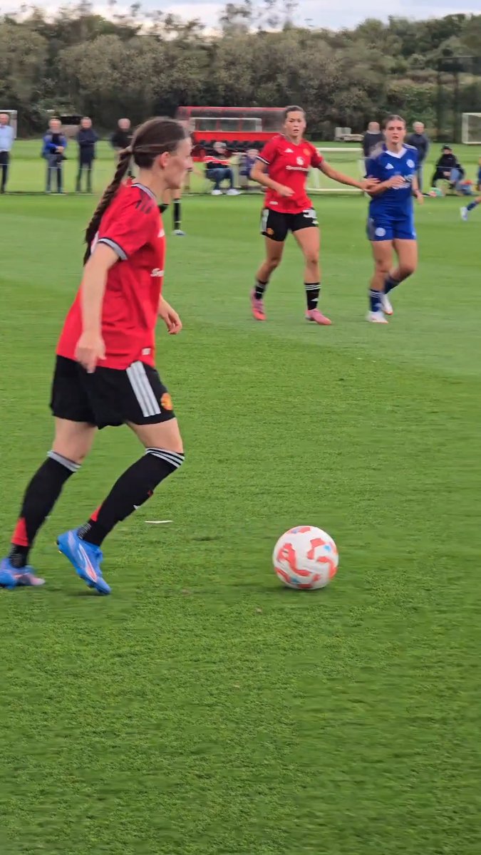 So wholesome 🥰 Our Reds watched Hannah playing for the U21s this afternoon 🥹
