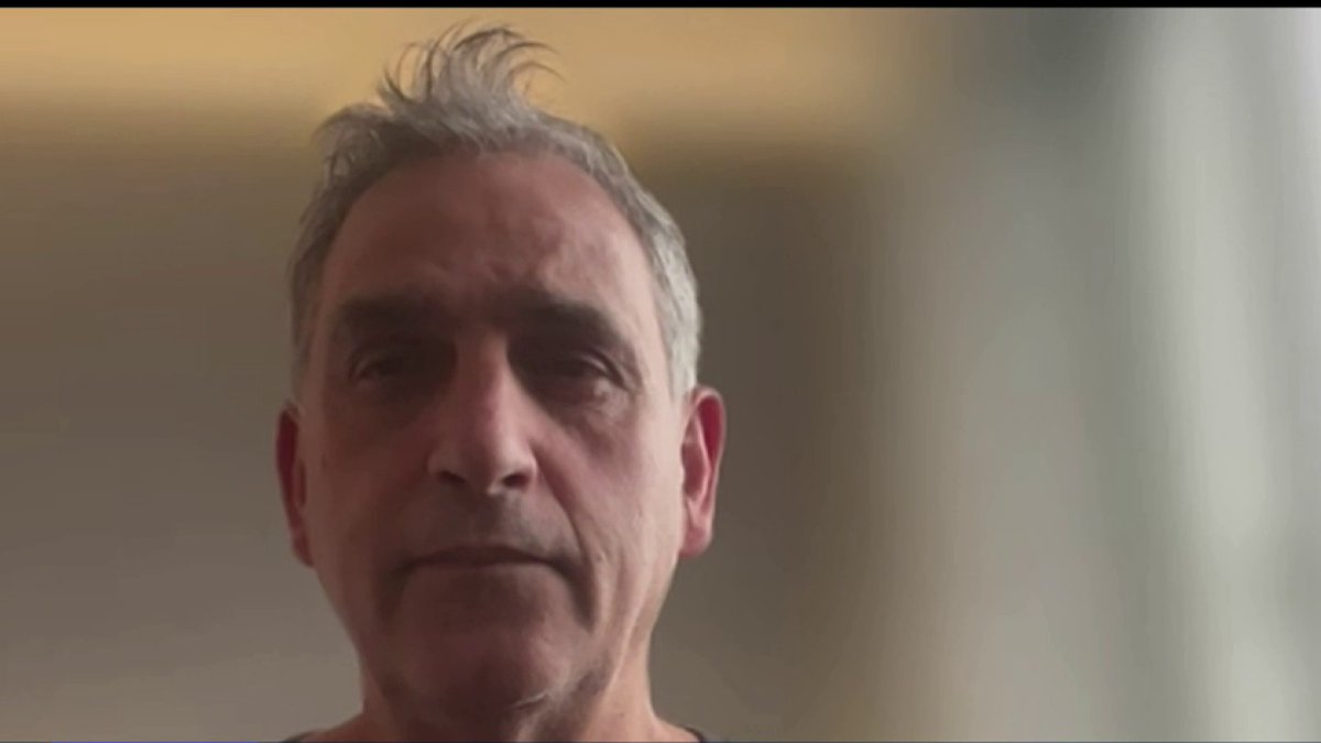 "Macron avait les larmes aux yeux, il nous a dit qu'il ferait tout ce qu'il pourrait pour ramener les otages à la maison" Michel Illouz, père de Guy Illouz, dont le corps est retenu à Gaza, dans #LePrime