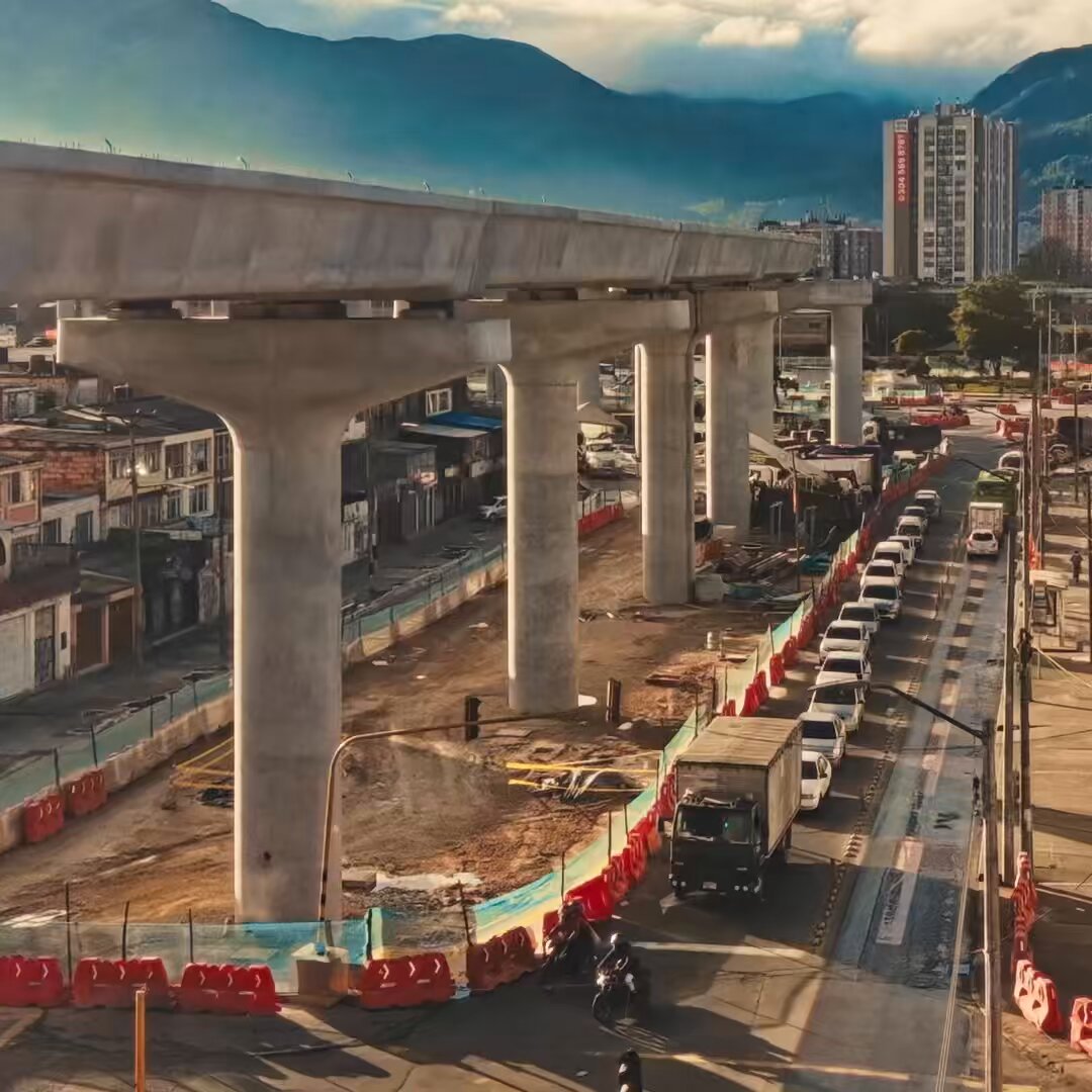 En Bogotá, el futuro está en construcción. Somos conscientes y entendemos la frustración que generan los trancones por cuenta de las obras, pero Bogotá se está transformando como nunca antes. La gente por fin puede ver que las obras avanzan, que sus impuestos se ven y que la ciudad camina hacia el futuro.
