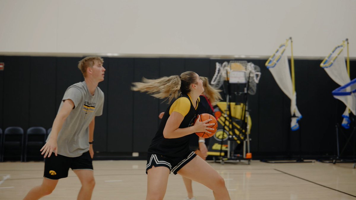 Ready to make her mark in Iowa City. 🤝 We are lucky to have you, Layla Hays!
