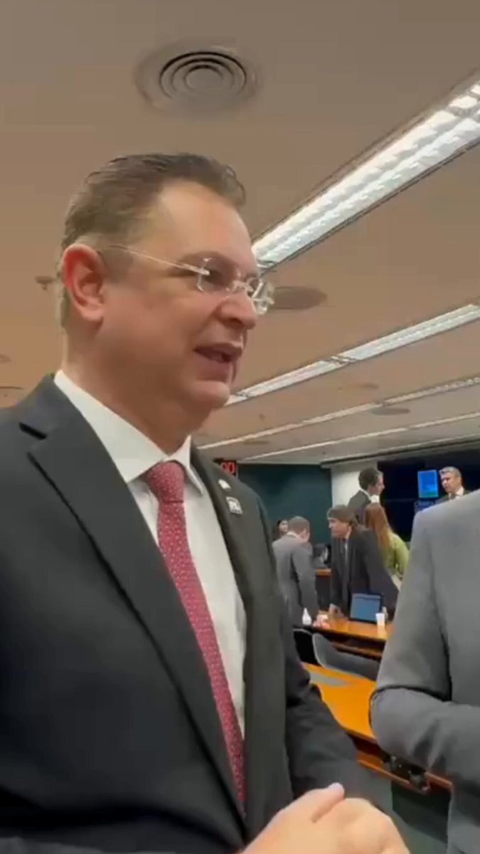 No intervalo do julgamento da suposta trama golpista, o deputado Sóstenes Cavalcante elogiou a atuação dos advogados dos réus, mas classificou o processo como “político, não jurídico”. Ele também comentou o voto do ministro Luiz Fux, afirmando que, caso seja pedido vista do processo, isso daria mais tempo para que a defesa trabalhasse. Sóstenes defendeu a anistia como saída para “resolver as lambanças do STF” e alertou que o julgamento pode ser adiado para 2026, ano eleitoral. Ele também afirmou que uma eventual prisão de Bolsonaro teria peso ainda maior nesse contexto. Ao final, agradeceu o voto “técnico” do ministro Fux e se disse grato ao magistrado. ▶️ Assista ao julgamento na íntegra no canal da Jovem Pan News no YouTube: 📺 Confira na JP News e Panflix #Política #Fux #Sóstenes #Anistia #Julgamento #JovemPanNews
