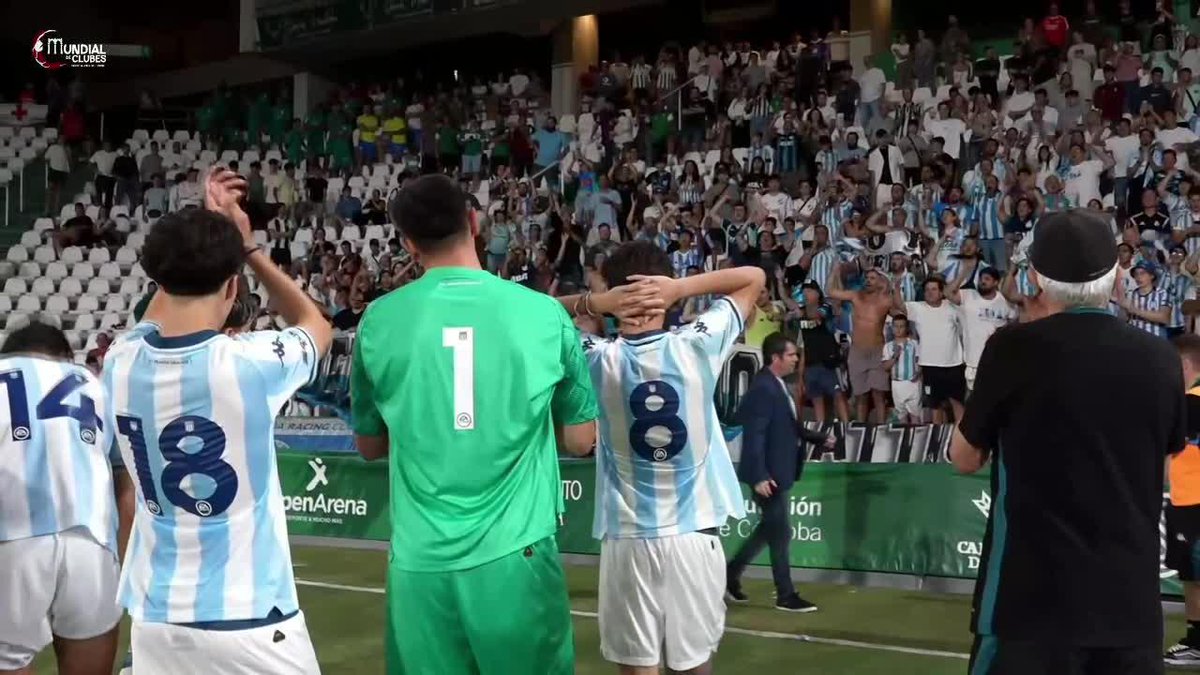 ¡ORGULLO TITA! 💙 👉 Los hinchas de #Racing reconocieron el torneo de los pibes en el Mundial de Clubes.