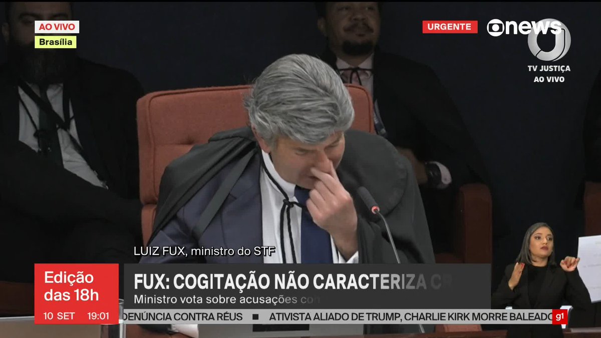 “O restante da minuta não é nem conhecido, pois a fotografia é obstruída parcialmente por um papel. (...) O que se sabe dessa minuta se limita aos seus considerandos, e ao trecho que dispõe ‘declaro estado de sítio e, como ato contínuo, decreto a operação de Garantia da Lei e da Ordem’, aconteceu alguma coisa? Nada. Não há nenhum elemento de prova indicando ter sido essa versão da minuta extraída do dispositivo do réu Mauro Cid e efetivamente apresentada a Jair Bolsonaro ou por este aos comandantes das Forças Armadas. Durante busca e apreensão realizada na sede do Partido Liberal, quando um ano e meio após os fatos, em 8 de fevereiro de 2024, a Polícia Federal encontrou um documento impresso de idêntico teor na mesa do réu Jair Bolsonaro. (...) Tudo indica que o documento apócrifo foi impresso muito depois dos fatos, apenas para subsidiar a defesa do ex-presidente e não constituindo provas da sua ciência à época dos acontecimentos da denúncia”, diz o ministro Luiz Fux ao analisar e minimizar como prova a minuta de golpe encontrada na sala de Jair Bolsonaro na sede do PL, em Brasília. ➡ Assista ao #Edição18: #GloboNews