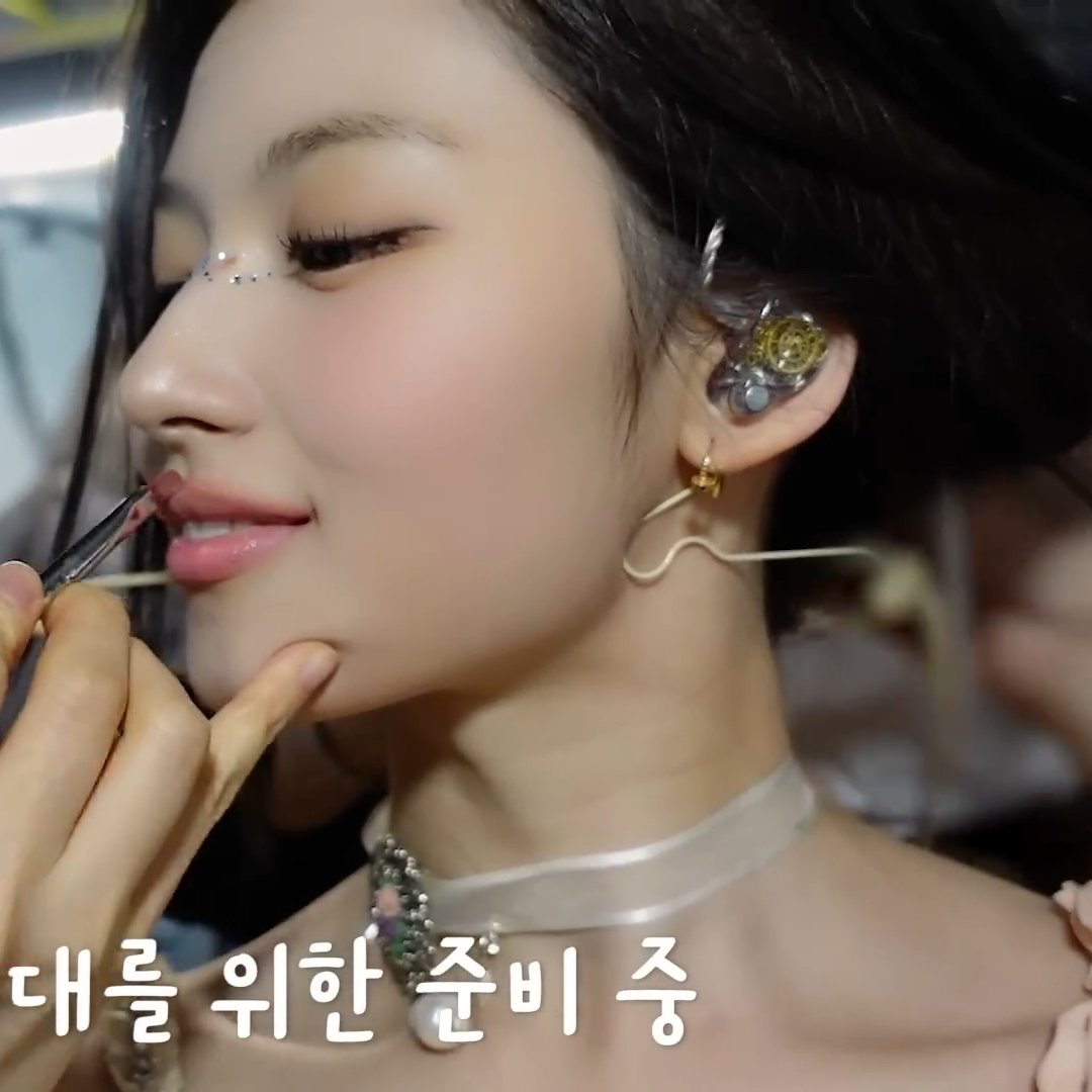 Minatozaki Sana is alive, younger and prettier