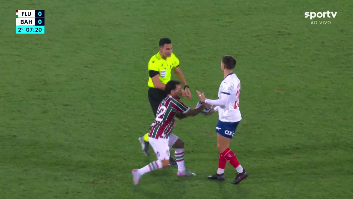 O pênalti marcado para o Fluminense contra o Bahia. Michel Araújo cometeu. 🎥 sportv | ge