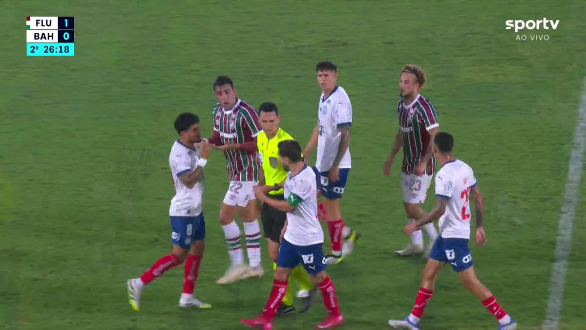 Fluminense pediu cartão vermelho para Iago pela falta em Thiago Silva, mas a arbitragem deu apenas amarelo. Opiniões? 🎥 sportv | ge