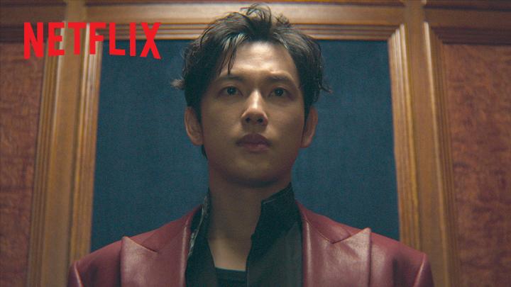 킬러들의 세계, 단 한 하나의 No.1은 누구인가. 살인청부업계 1인자 자리를 차지하기 위한 라이징 킬러들의 잔혹한 대결. 넷플릭스 액션 영화 <사마귀>, 9월 26일 공개. 오직 넷플릭스에서.