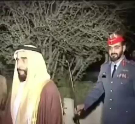عمرك شفت شيطان يرقص؟ ها هو ابو الشياطين كلها يرقص سود وضيق الله مثواه #محمد_بن_زايد #الإمارات