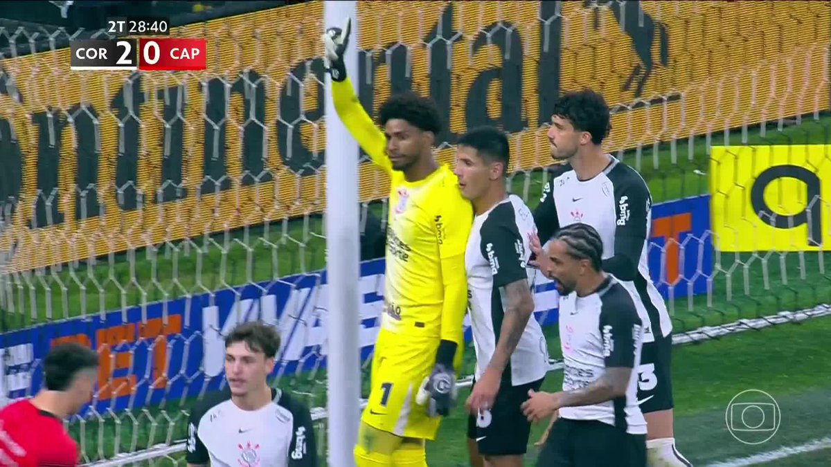 A defesa de Hugo Souza na cobrança do pênalti de Benavídez. 🎥 TV Globo 📺 | ge