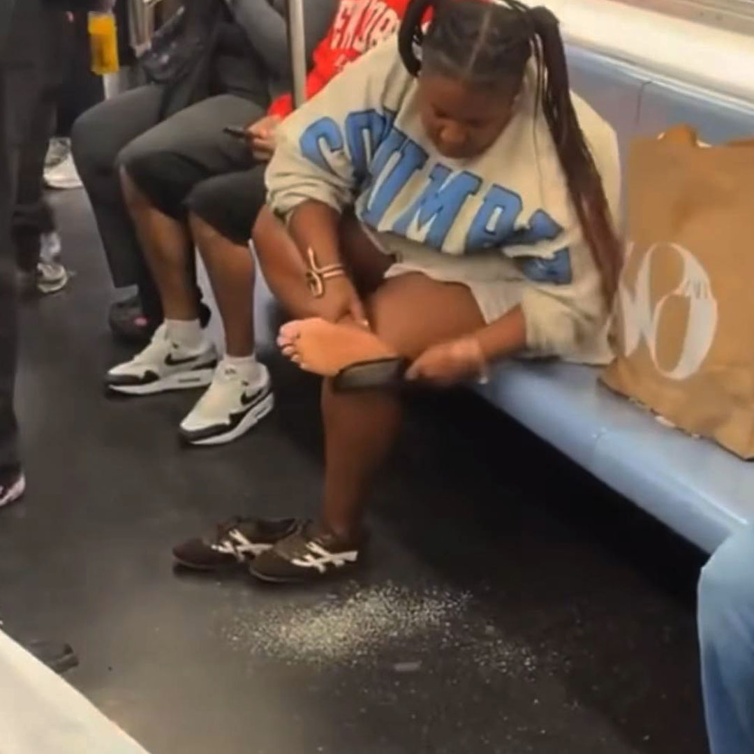 😨Mujer se raspa el pie y deja la suciedad en el metro de Nueva York Déjanos tu opinión sobre su comportamiento⬇️ Más videos: