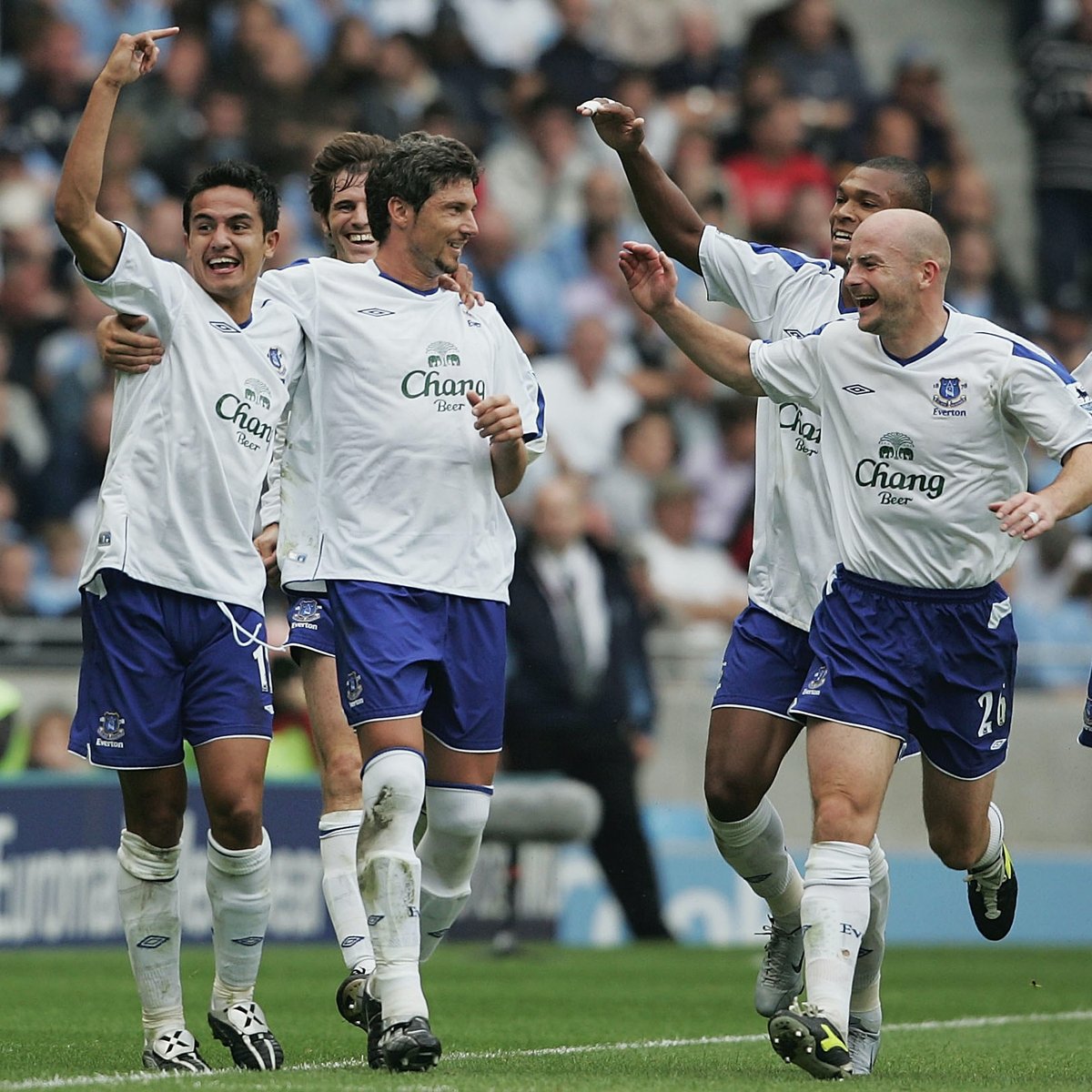 #OnThisDay 2004 Tim Cahill AO scored his 1st goal for Everton in a 1-0 win at Man City. His celebration earned him a 2nd yellow & he was sent off. David Moyes’ team moved up into the top 5. Kevin Keegan’s sitteh moved down to 13th. #Everton #EFC #UTFT