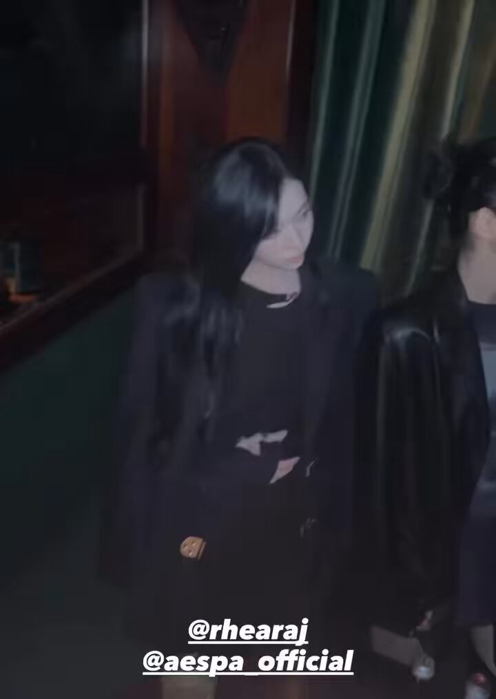 OMG AESPA AT TEMPLE BAR NYC 👤: *manager telling Karina Rhea is Lara’s sister* 💙: Oh?😮 🌙: What? 💙: That’s Lara’s older sister 🌙🦋: OH!!😲