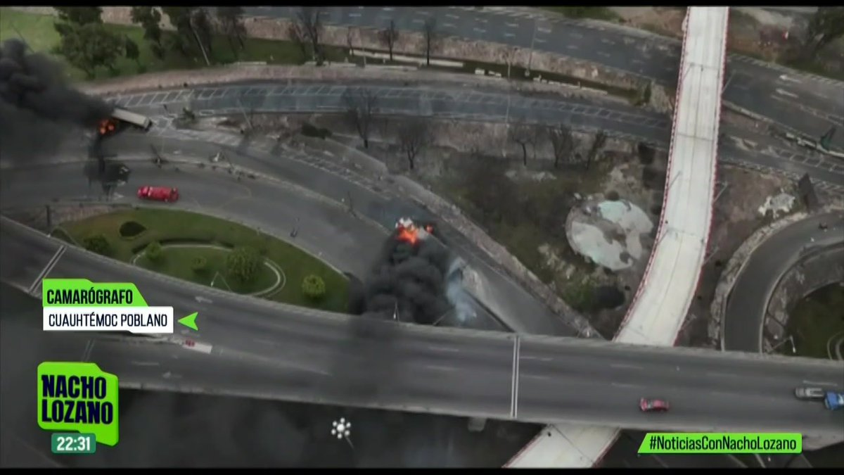 Una enorme nube blanca cubrió el Puente de la Concordia en #Iztapalapa, #CDMX. Eran 50 mil litros de #gas transportados en una pipa. A las 2:22 de la tarde, el gas se convirtió en fuego. Esto se sabe de la empresa responsable de la pipa: Nacho Lozano #NoticiasConNachoLozano