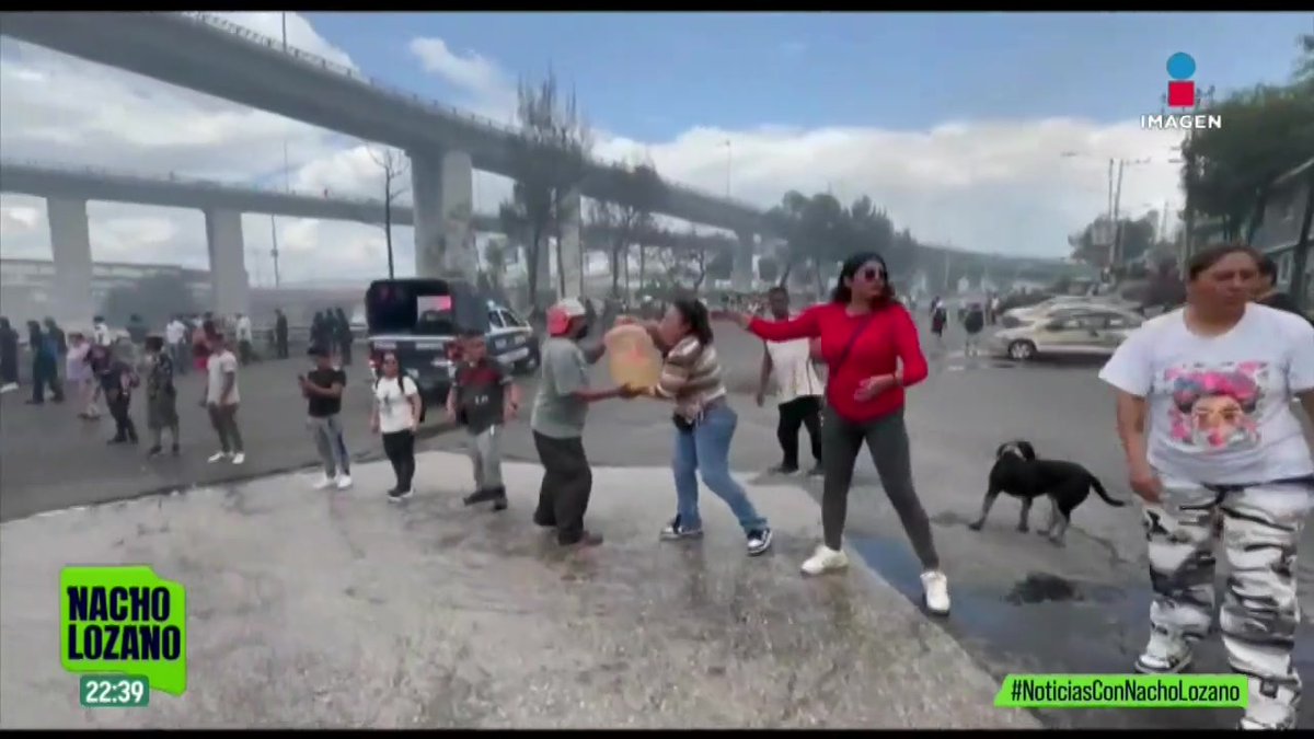 ¡Un pueblo solidarista! Vecinos de #Iztapalapa ayudaron con garrafones, cubetas y tierra para apagar los coches incendiados por la #explosión de la pipa en el Puente de la Concordia. Además, llegaron con tortas, café, pan, y agua para repartirlo.