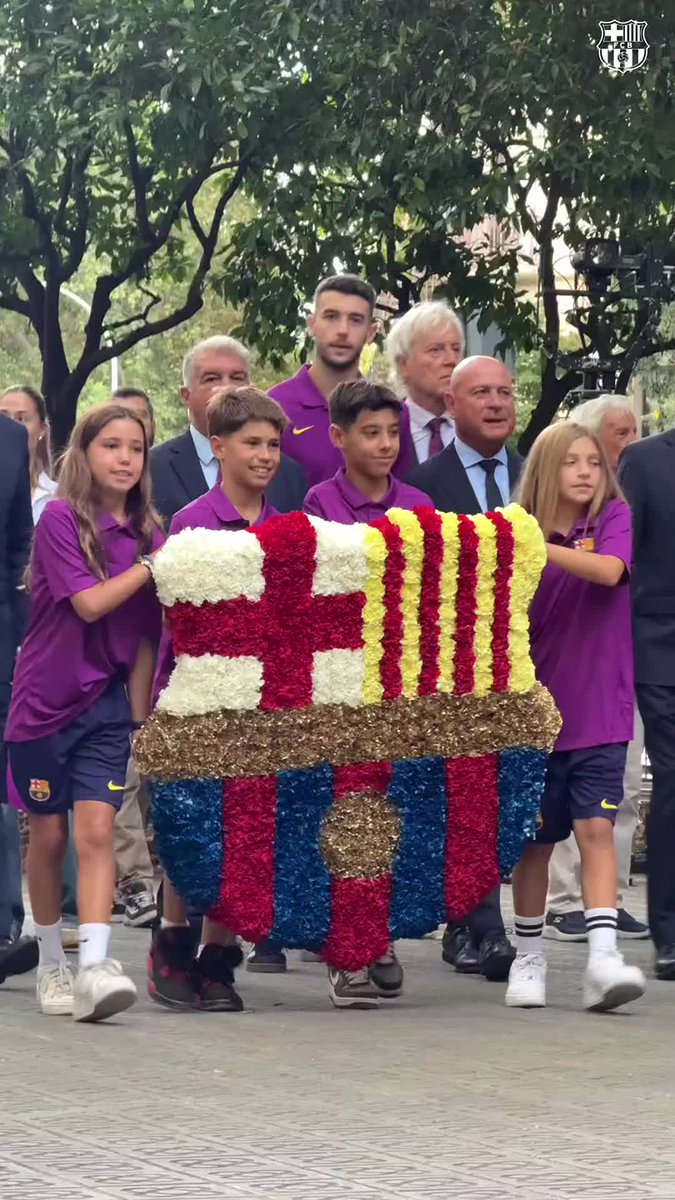 Traditional floral offering at the monument of Rafael Casanova 💐💙❤️
