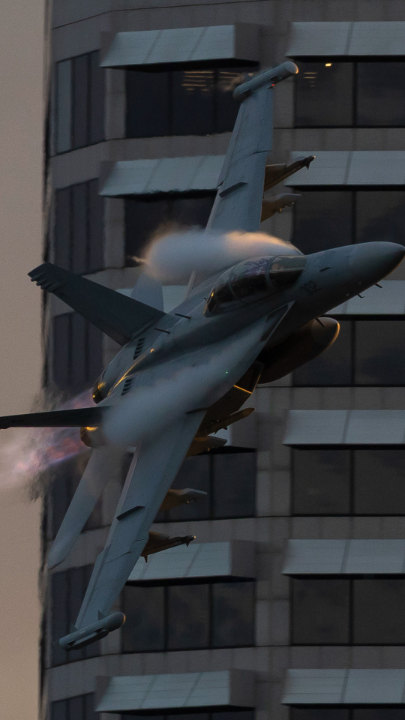 Pulling Gs in the Growler ✈️⬆️ An Royal Australian Air Force EA-18G Growler commands the skies, soaring through the heart of the Brisbane during Riverfire 2025. #YourADF #AusAirForce