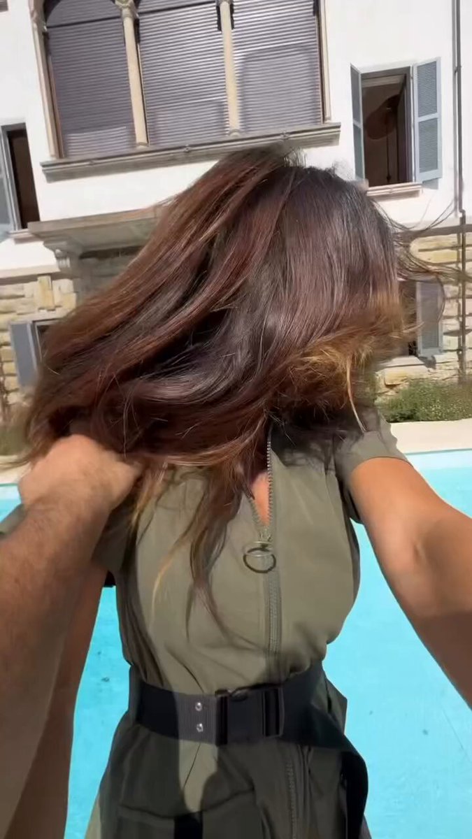 Le dan un chapuzón a nuestra mejor agente inmobiliaria italiana.