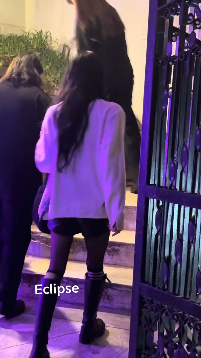 Chaeyoung arriving at the pre-listening event for LIL FANTASY today!