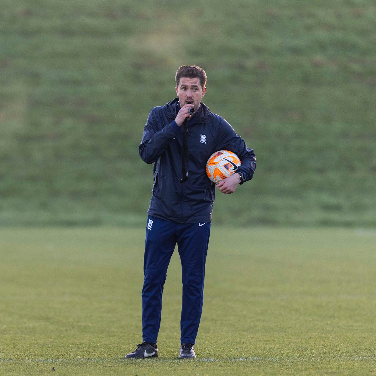 Pressing in a 4-4-2 is one of the most common and effective ways to prevent a team from building up from the back. PDP lead coach Martyn Olorenshaw featured on Coaches' Voice to run a session with the Under-18s about how to counter it. 📋🔥