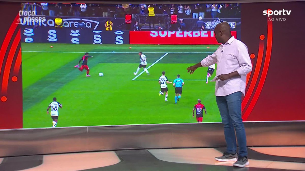 “Eu não consigo cravar, mas a minha sensação é de que o Matheuzinho está fora da área.” 🎙️ PC de Oliveira, comentarista de arbitragem da Globo, sobre o pênalti marcado para o Athletico contra o Corinthians. 🎥 sportv | ge