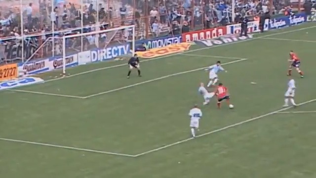 La corrida con pelota dominada, el detalle de la serpentina que se enreda en su pie, el enganche a Crosa, la definición y el señor relato de Mariano Closs. A 20 AÑOS de este golazo del Kun Agüero en la Doble Visera en pleno clásico de Avellaneda. Uf. 🇦🇷🥶