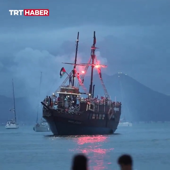 Katil İsrail'in ablukasını kırmak için Gazze'ye doğru yelken açan Küresel Kararlılık Filosu'ndan mesaj: 📌"İsrail, bu barış girişimine müdahale edeceğini söylese de katılımcılar geri adım atmayacak. Biz soykırımın bir parçası olmayacağız..."