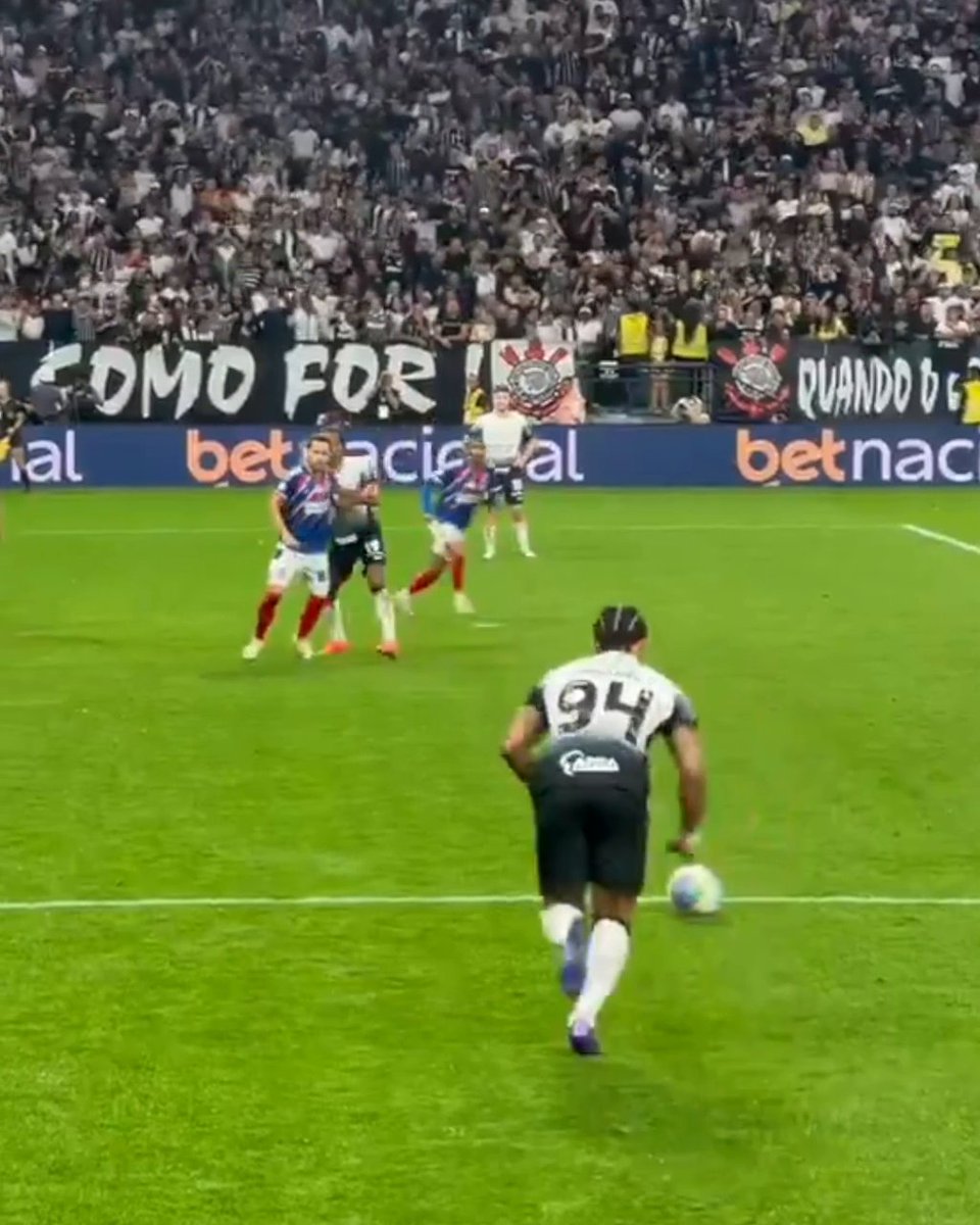 When Memphis Depay scored an incredible free kick for Corinthians as their supporters put on a show singing and jumping in the stands 🤩 Scenes all around 🇧🇷 (🎥: Érica)