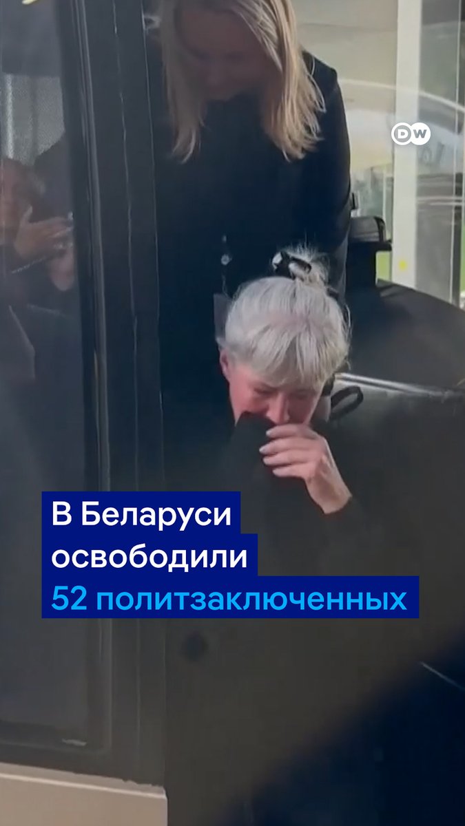 Первые кадры встречи освобожденных политзаключенных из тюрем Беларуси. Гражданка Литвы Алена Романаускене не могла сдержать слез. В тот же день к Лукашенко приехал представитель президента США. Белорусский правитель получил письмо от Трампа, запонки и снятие санкций с "Белавиа"