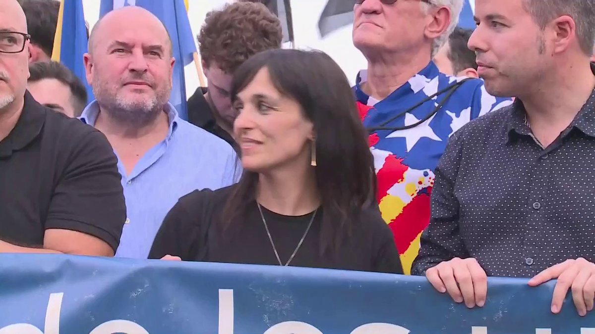 🟡🔴🟡🔴🟡🔴🟡🔴🟡 #Diada2025 La líder de Aliança Catalana, Sílvia Orriols, s'hi fa present a la manifestació unitària a Barcelona per primer cop | RTVE Catalunya 📰