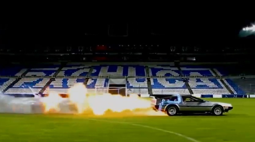 💥 | ¿Por qué un DeLorean? Bueno, si vas a viajar en el tiempo hazlo con estilo… 🚗⚡️🇪🇨
