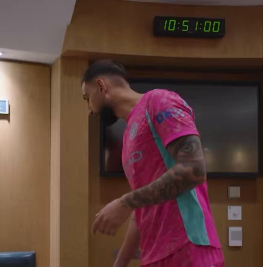 Gianluigi Donnarumma explaining his No.25 #ManCity shirt number choice: “What an English, bro!” 😂 🎥
