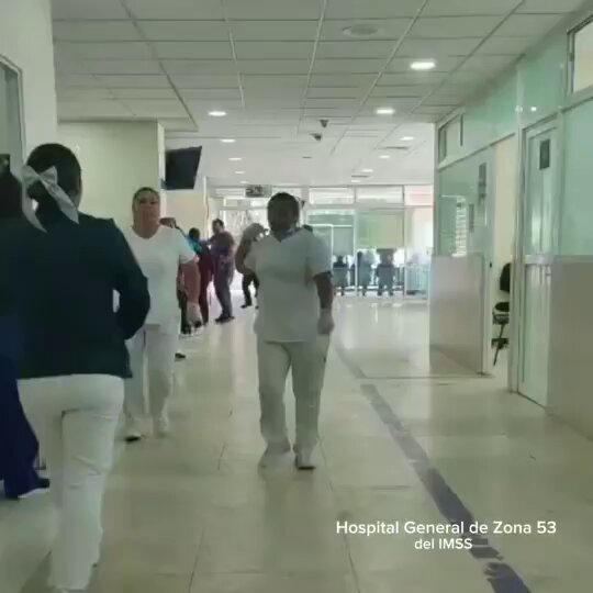 🚑 Difunden imágenes de la llegada de heridos por explosión en Iztapalapa Se difundieron imágenes que muestran el momento en que los primeros heridos por la explosión de una pipa de gas en Iztapalapa arriban al Hospital General de Zona 53 del IMSS. El hecho ha dejado hasta ahora varios lesionados, personas hospitalizadas y lamentables fallecimientos. Las autoridades continúan con las investigaciones y atención a víctimas.