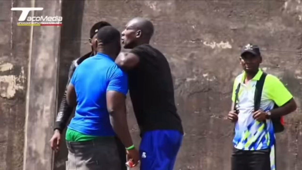 Les arbitres ont eu fort à faire cet après-midi à Mbankomo lors du match entre Mintack FC et Kumba City FC. #Interpoules #wwe 😳🥊🇨🇲 🎥 TACO Media