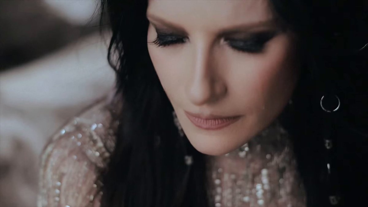 LA MIA STORIA TRA LE DITA MI HISTORIA ENTRE TUS DEDOS QUEM DE NÓS DOIS MON HISTOIRE ENTE LES DOIGTS THE SONG AND MUSIC VIDEO OUT NOW. • Quando nel 1994 Gianluca Grignani scrisse questa canzone, mi innamorai immediatamente della sua scrittura e del suo modo di interpretarla. Nel 1995 la presentò anche in spagnolo creandone un successo. Nel 2001 la grande Ana Carolina ne ha scritto e cantato una stupenda versione in portoghese. Sono emozionata nel farvi ascoltare la mia versione in queste 3 lingue e da oggi, per la prima volta, anche in francese. Le grandi canzoni vanno ascoltate, cantate e fatte vivere sempre… ognuno a modo suo. Sono una persona molto viscerale, IO CANTO solo chi mi fa bollire il sangue e chi mi toglie il respiro, per questo sono qui ad omaggiare quella che per me è una canzone simbolo degli anni 90. • Cuando en 1994 Gianluca Grignani escribió esta canción, me enamoré inmediatamente de su escritura y de su manera de interpretarla. En 1995 la presentó también en español, convirtiéndola en un éxito. En 2001, la gran Ana Carolina escribió e interpretó una magnífica versión en portugués. Estoy emocionada de poder haceros escuchar mi versión en estos tres idiomas y, desde hoy, por primera vez también en francés. Las grandes canciones deben ser escuchadas, cantadas y mantenidas vivas siempre… cada uno a su manera. Soy una persona muy visceral, YO CANTO solo lo que me hace hervir la sangre y me deja sin aliento, por eso estoy aquí para rendir homenaje a lo que para mí es una canción símbolo de los años 90. • When Gianluca Grignani wrote this song in 1994, I immediately fell in love with his lyrics and the way he performed it. In 1995, he also released it in Spanish, turning it into a hit. In 2001, the great Ana Carolina wrote and sang a beautiful version in Portuguese. I’m truly excited to share with you my version in these three languages and, starting from today, for the very first time, also in French. Great songs are meant to be listened to, sung, and kept alive… each of us in our own way. I am a very visceral person — IO CANTO only what makes my blood boil and takes my breath away. That’s why I am here to pay tribute to what, for me, is a symbolic song of the ’90s. • Quando, em 1994, Gianluca Grignani escreveu essa canção, eu me apaixonei imediatamente por sua escrita e pela forma como ele a interpretava. Em 1995, ele a apresentou também em espanhol, transformando-a em um sucesso. Em 2001, a grande Ana Carolina escreveu e interpretou uma magnífica versão em português. Estou emocionada por poder fazer vocês ouvirem a minha versão nesses três idiomas e, a partir de hoje, pela primeira vez também em francês. As grandes canções devem ser ouvidas, cantadas e mantidas vivas sempre… cada um à sua maneira. Sou uma pessoa muito visceral, IO CANTO apenas aquilo que me faz ferver o sangue e me deixa sem fôlego, por isso estou aqui para prestar homenagem ao que, para mim, é uma canção símbolo dos anos 90. • Quand Gianluca Grignani a écrit cette chanson en 1994, je suis immédiatement tombée amoureuse de son écriture et de sa façon de l’interpréter. En 1995, il l’a présentée aussi en espagnol, en faisant un succès. En 2001, la grande Ana Carolina en a écrit et chanté une magnifique version en portugais. Je suis très émue de pouvoir vous faire écouter ma version dans ces trois langues et, à partir d’aujourd’hui, pour la toute première fois, aussi en français. Les grandes chansons doivent être écoutées, chantées et maintenues en vie… chacun à sa manière. Je suis une personne très viscérale : JE CHANTE / IO CANTO seulement ce qui fait bouillir mon sang et ce qui me coupe le souffle. C’est pourquoi je suis ici pour rendre hommage à ce qui, pour moi, est une chanson emblématique des années 90. WATCH AND LISTEN HERE: