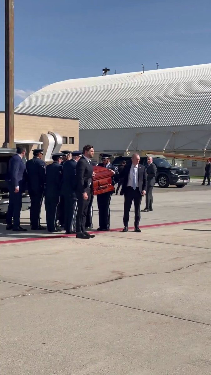 🚨 JUST IN: VP JD Vance helped load Charlie Kirk’s casket onto Air Force Two This is beautiful. I love how much Charlie is being honored. An incredible send off for an incredible patriot 🙏🏻