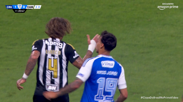O Lyanco deu uma bicuda na bola em direção a torcida do Cruzeiro, e o Kaio Jorge não curtiu muito..
