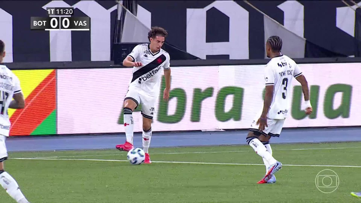Tchê Tchê, que estava voltando de lesão, sentiu a coxa e foi substituído no Vasco com apenas 12 minutos de jogo. 🎥 TV Globo 📺 | ge