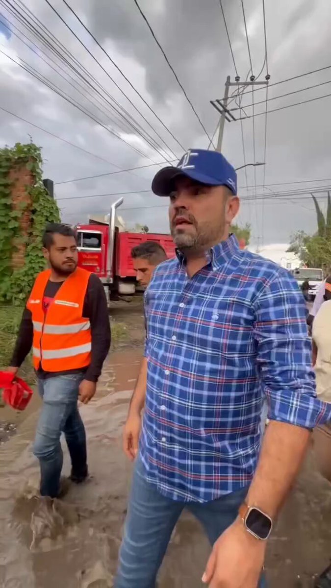Oye, Gerardo Quirino, ¿por qué no subiste este video a X? Eso debiste hacer el martes, pero preferiste ir a tu pasarela de besamanos que atender a la población. Y, neta, te ves muy ridículo paleando el agua, con visitar a la gente, escuchar sus reclamos y aguantar los reclamos, y sobretodo, darles solución, con eso bastaba.